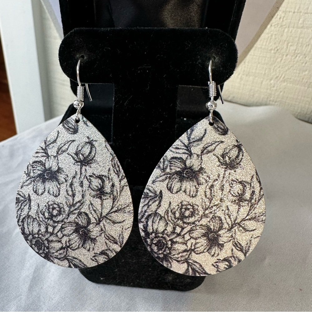 Pretty sparkly silvertone metal flower earrings